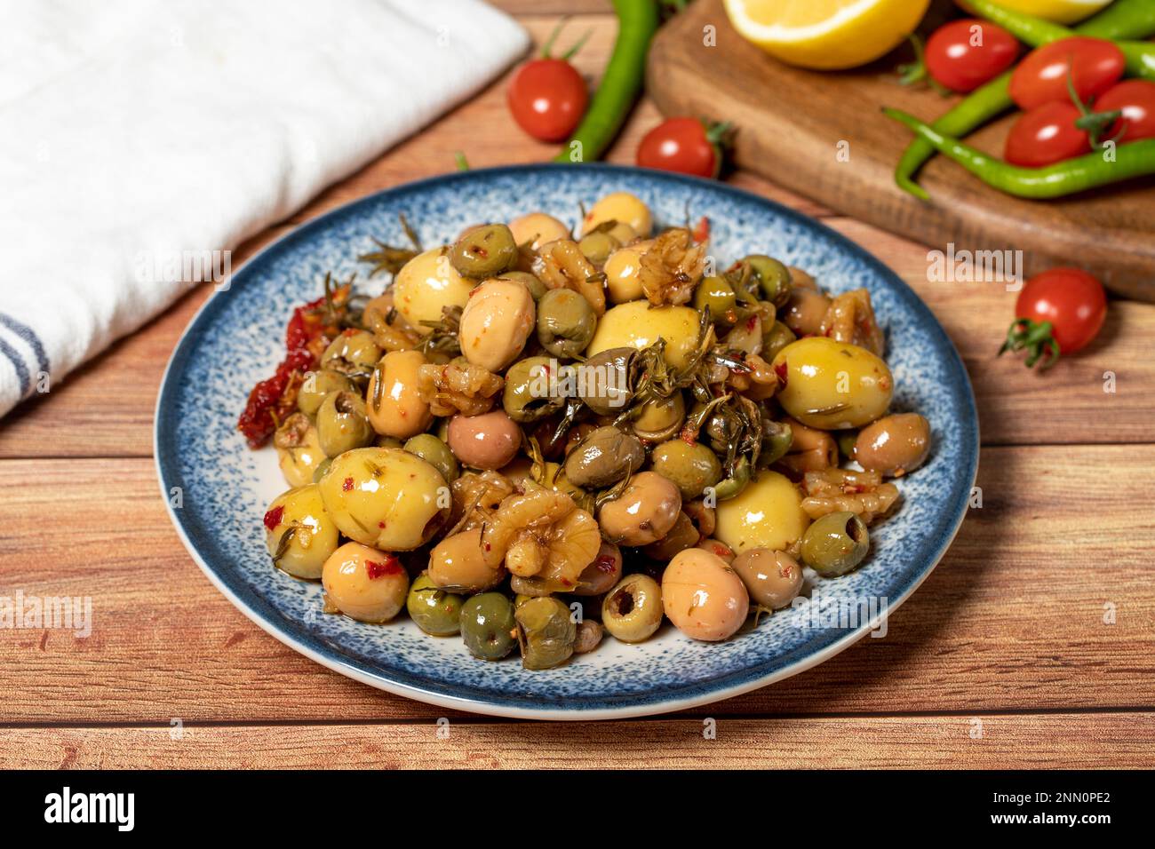 Olive verdi miste. Insalata di olive verdi su sfondo di legno. Sapori mediterranei Foto Stock