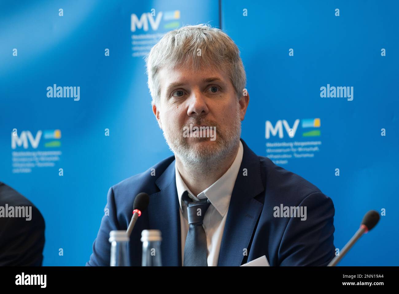 Rostock, Germania. 20th Feb, 2023. Dieter Janecek (Greens), il nuovo coordinatore del governo tedesco per gli affari marittimi, prima dell'inizio dell'evento di lancio del "concetto di futuro marittimo". Il membro verde del Bundestag sta visitando il porto d'oltremare, il cantiere navale di Neptun e il centro di simulazione marittima di Warnemünde a Rostock. Credit: Jens Büttner/dpa/Alamy Live News Foto Stock