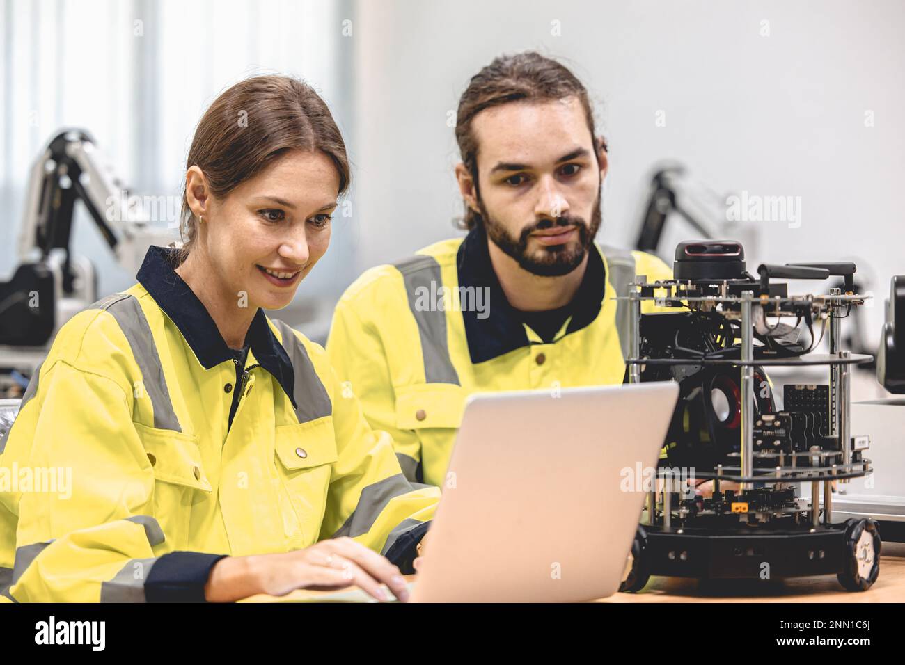 Il team di ingegneri elettronici lavora con il robot IOT che verifica il codice sorgente e il sistema di IA del programma. Automation computer Science Research Laboratory con Specia Foto Stock