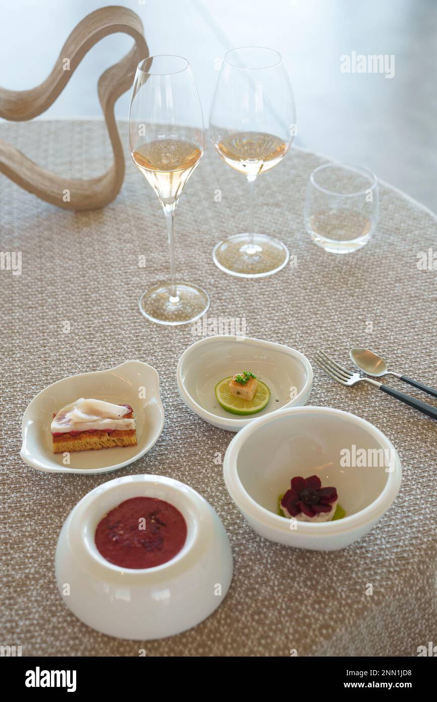 Piccole porzioni di cibo gourmet in un elegante ristorante stella Michelin Foto Stock
