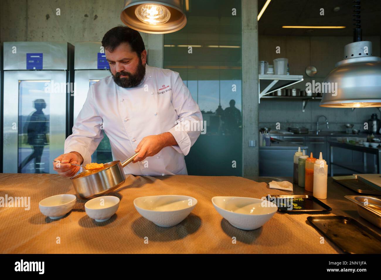Lo chef Diogo Rocha prepara i piatti al ristorante stella Michelin Mesa de Lemos a Silgueiros, Viseu, Portogallo, Europa Foto Stock