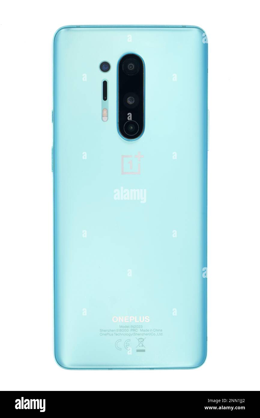 Vista posteriore dello smartphone Android Blue OnePlus 8 Pro ritagliata isolata su sfondo bianco Foto Stock