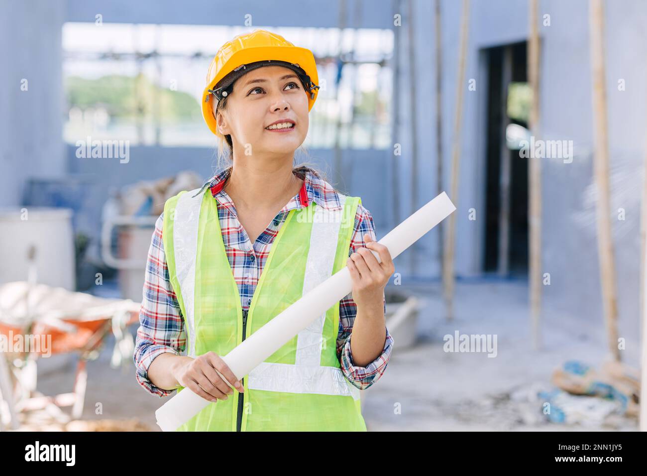 Ingegnere architetto costruttore asiatico intelligente donna lavoratore orgoglio nel lavoro in cantiere felice sorriso. Foto Stock