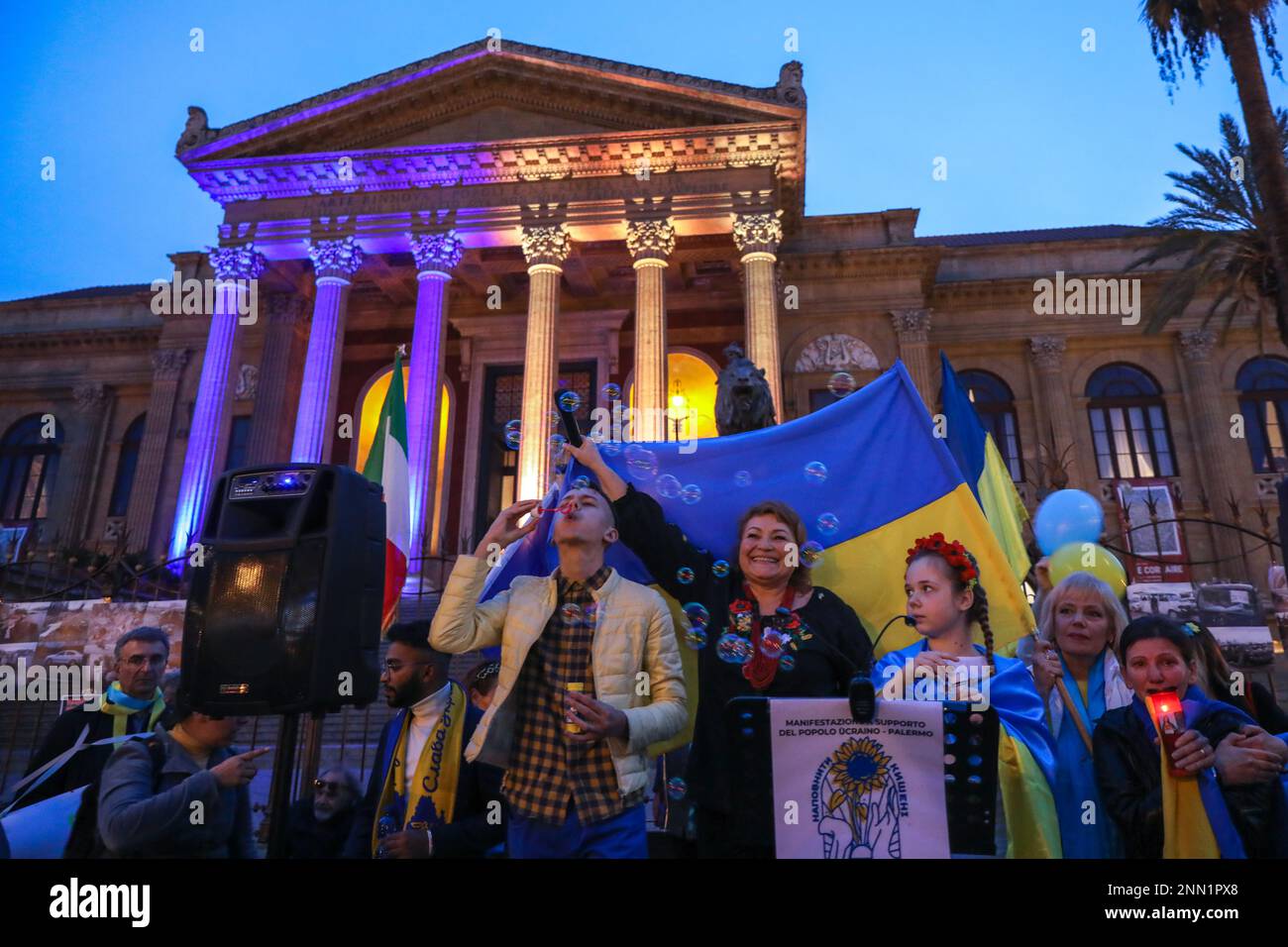 Manifestazione a sostegno del popolo ucraino 1 anno dopo l'invasione di Putin. Foto Stock