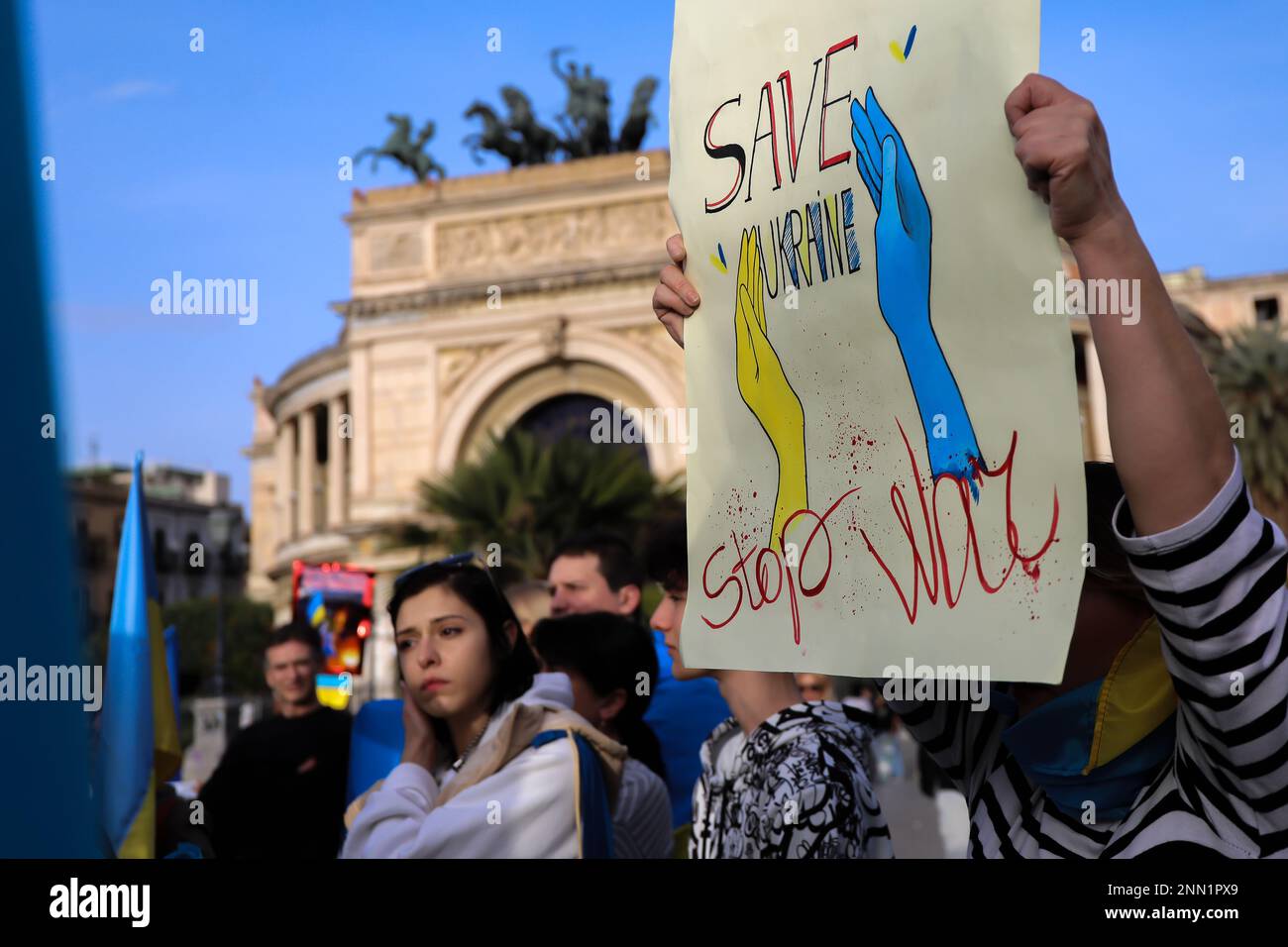 Manifestazione a sostegno del popolo ucraino 1 anno dopo l'invasione di Putin. Foto Stock