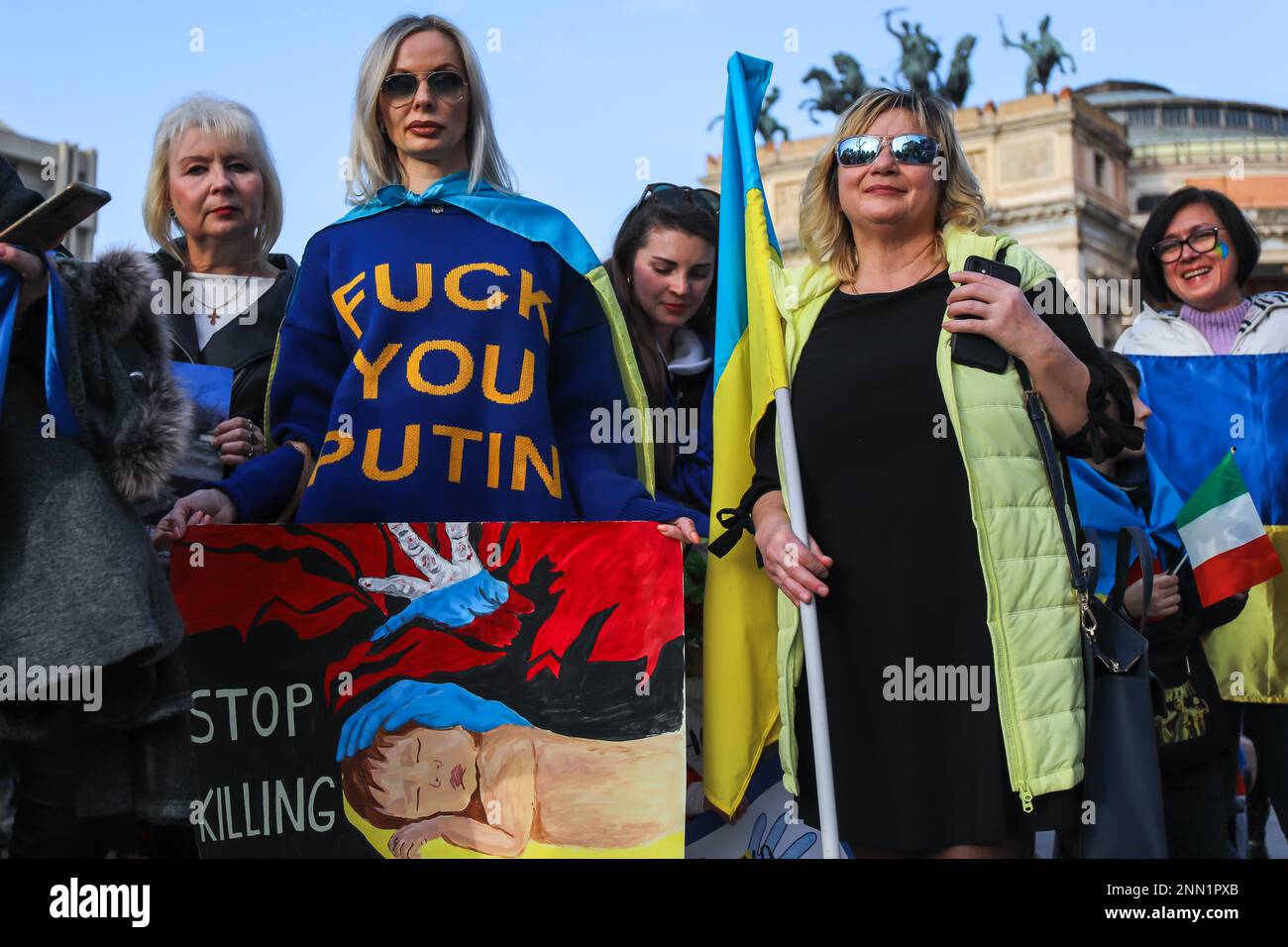 Manifestazione a sostegno del popolo ucraino 1 anno dopo l'invasione di Putin. Foto Stock
