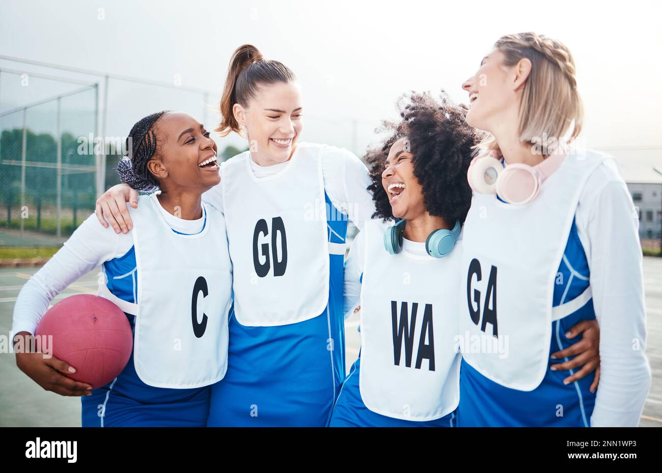 Netball, squadra e amici ridendo insieme, donne sul campo all'aperto e divertente, sport e diversità. Felice gruppo atleta, allenamento per il gioco e gen z Foto Stock