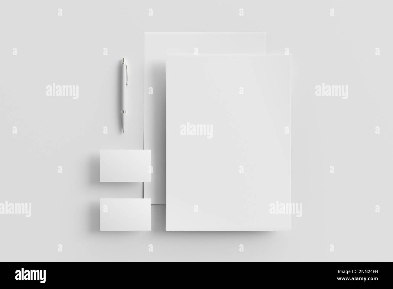 Cancelleria aziendale vuota mockup con fogli di carta da ufficio, biglietti da visita e penna su sfondo bianco. Branding mock up. Vista direttamente sopra. Foto Stock