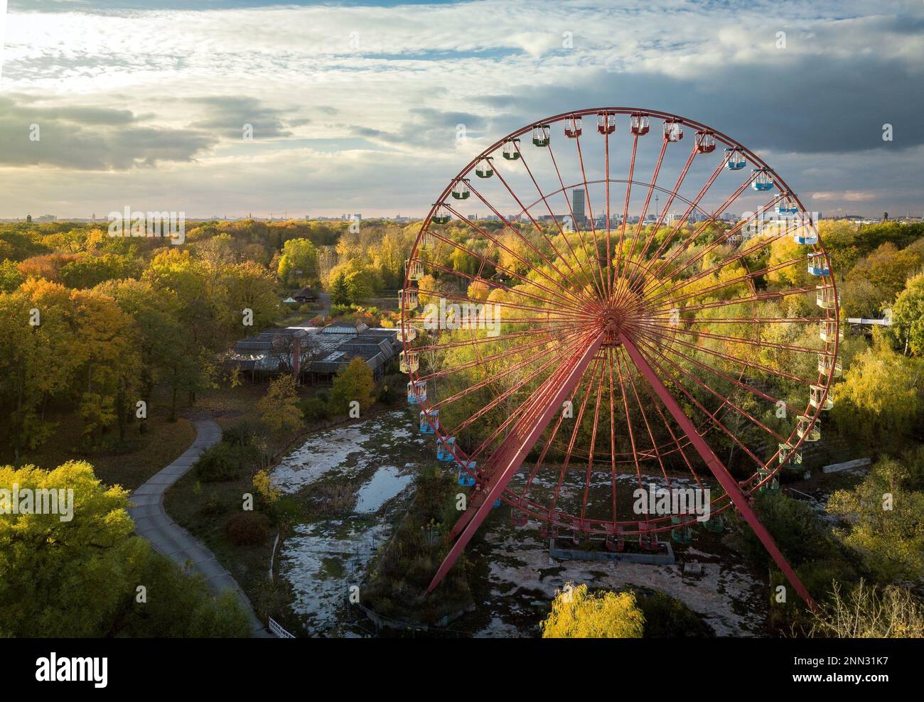 Ruota panoramica dello Spreepark Plänterwald Berlin (2018). Visualizza le indicazioni per Friedrichshain. Foto dei droni. Foto Stock