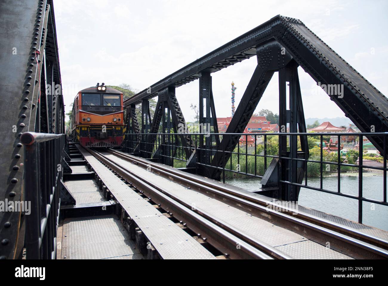 Il treno passeggeri passa attraverso il ponte sul fiume Kwai o il ponte della ferrovia della morte a Kanchanaburi, Thailandia. Faceva parte della costruzione ferroviaria di metri-gauge Foto Stock