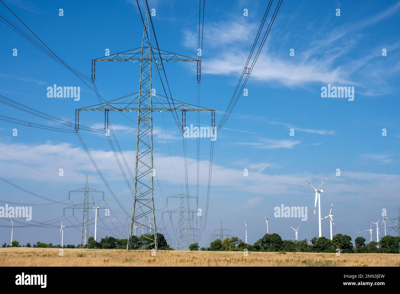 Piloni elettrici, linee elettriche e turbine eoliche visti in Germania Foto Stock