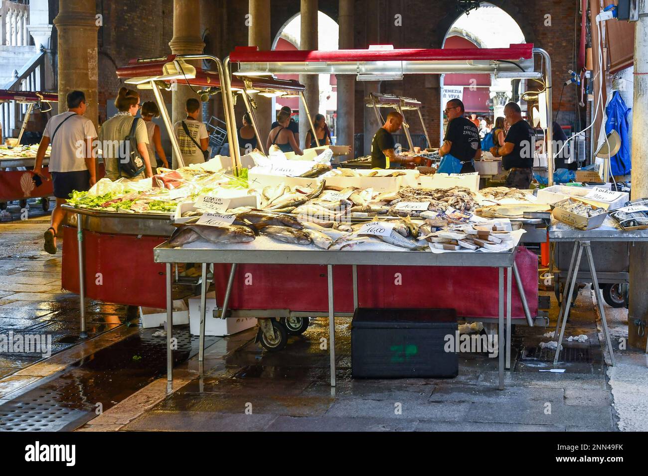 Le persone che acquistano il pescato del giorno sotto la Loggia del mercato ittico nel sestiere di San Polo, Rialto mercato, Venezia, Veneto, Italia Foto Stock