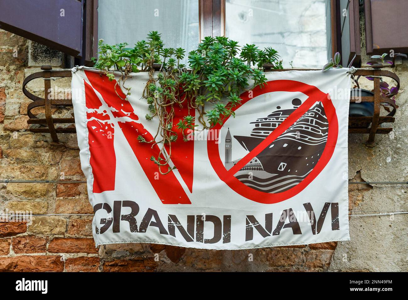 Bandiera di protesta che dice 'No Big Ships' contro l'accesso delle navi da crociera nella laguna di Venezia fuori da una finestra nel centro storico di Venezia, Italia Foto Stock