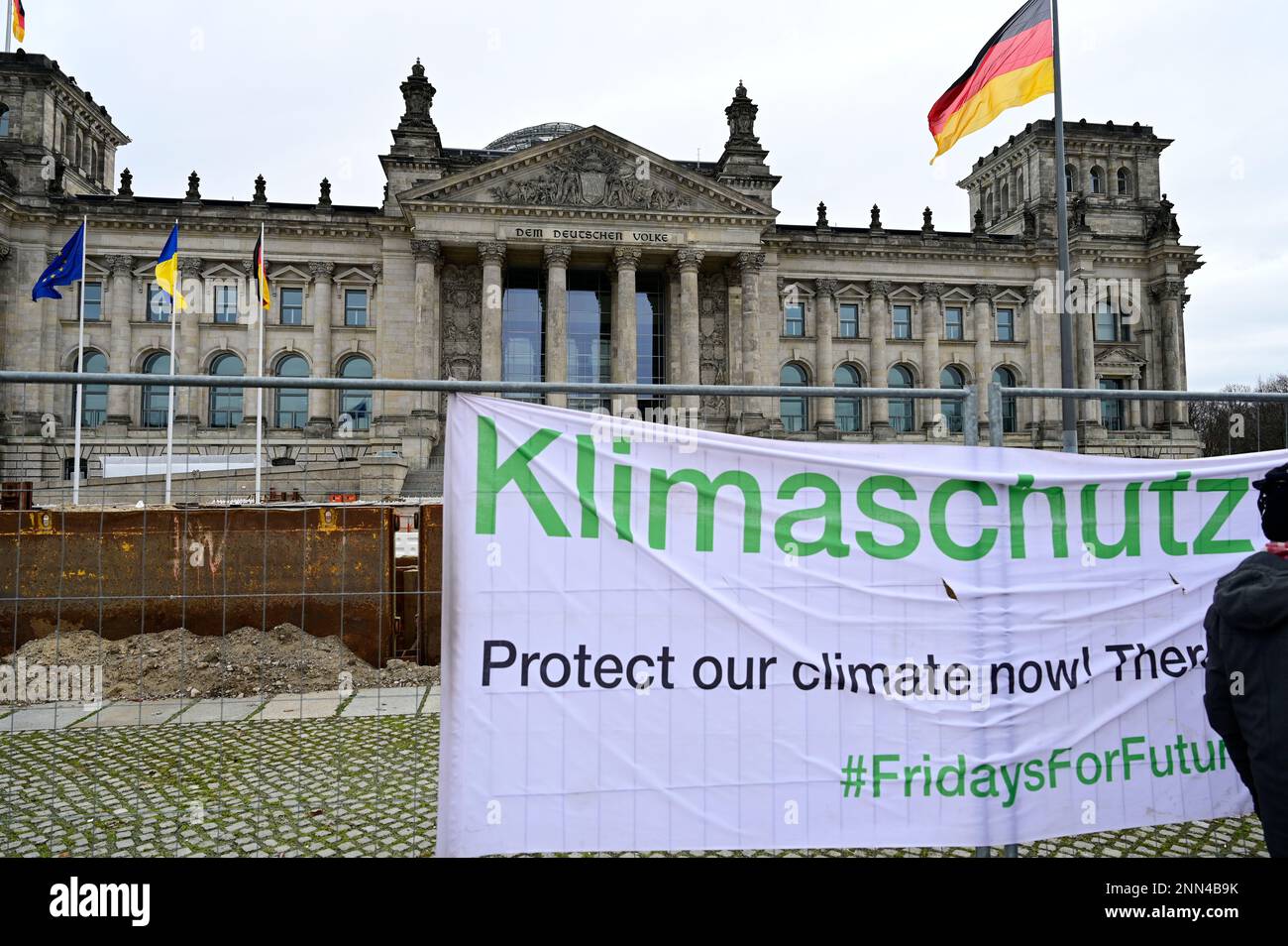 Klimaaktivisten Vor Dem Reichstag. Das Reichstagsgebäude Am Platz Der ...