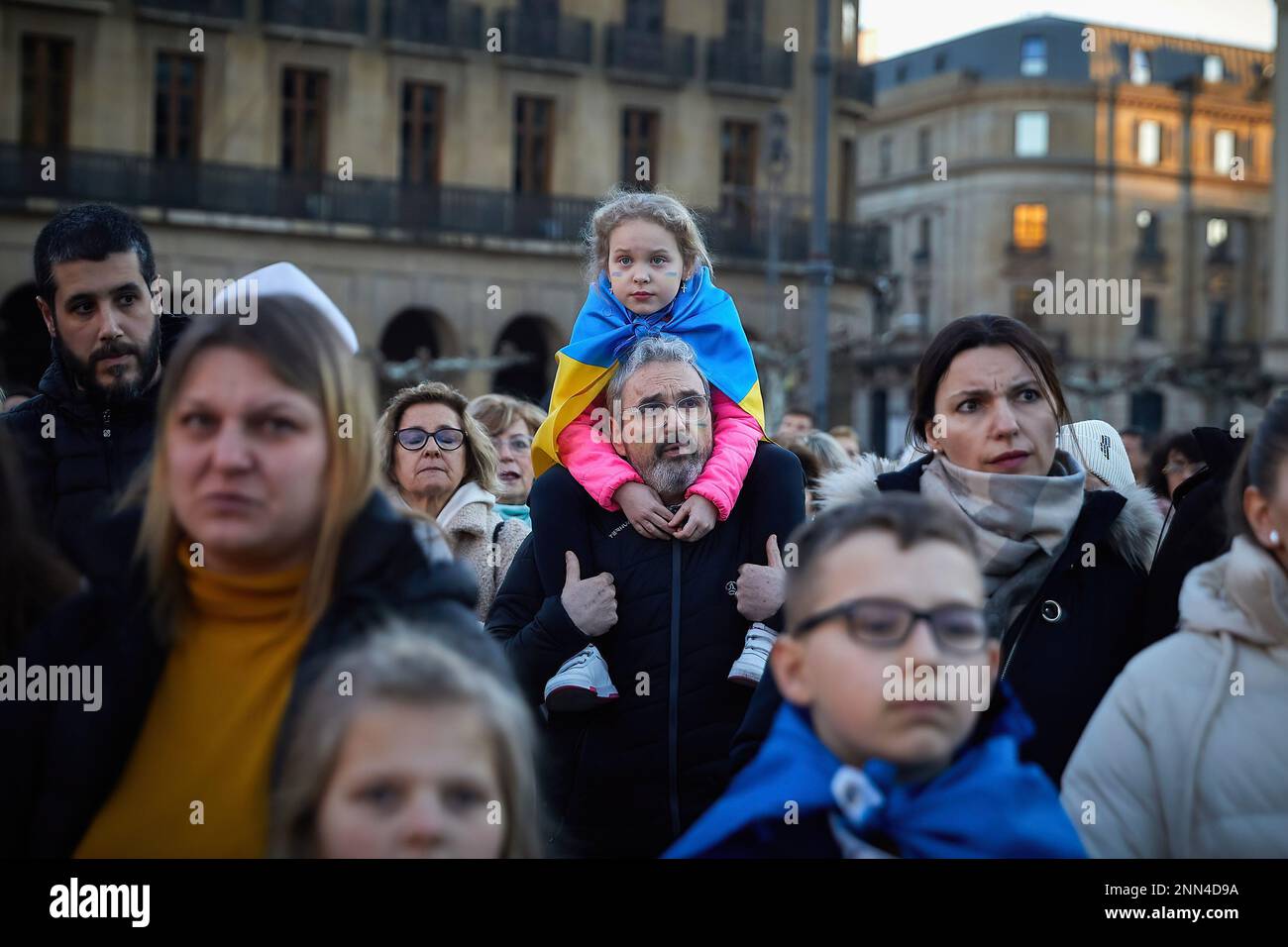 Pamplona, Spagna. 24th Feb, 2023. Un padre tiene sua figlia con la bandiera Ucraina. La popolazione Ucraina si è riunita nella piazza del castello di Pamplona in occasione del primo anniversario della grande invasione russa dell'Ucraina. (Foto di Edgar Gutiérrez/SOPA Images/Sipa USA) Credit: Sipa USA/Alamy Live News Foto Stock