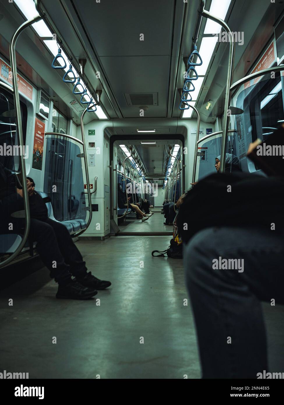Vista dall'interno di una macchina della metropolitana con persone che non è completamente pieno Foto Stock
