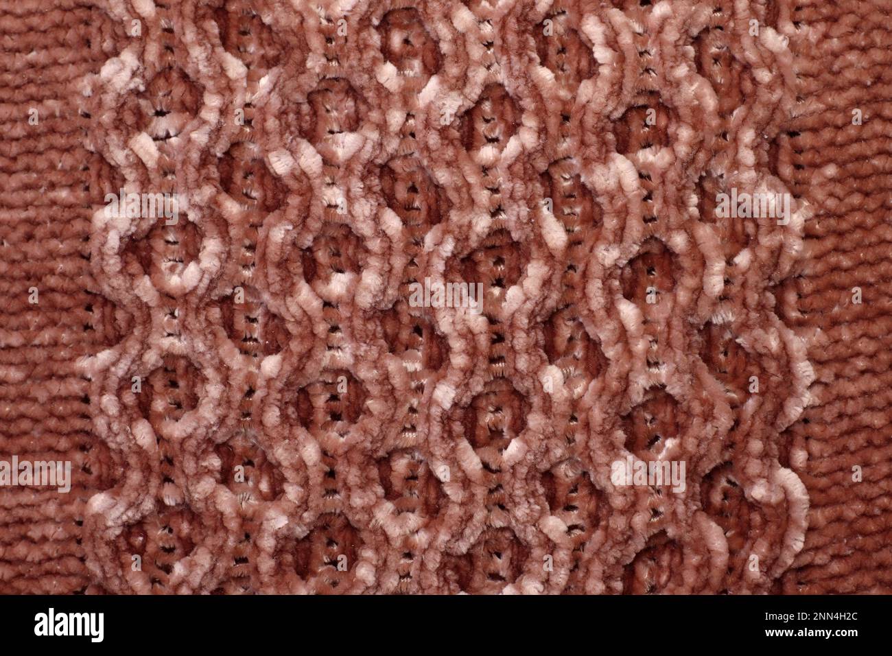 Morbida texture naturale di tessuto in lana di maglia sfondo. Primo piano tessuto tela tessuto cotone uncinetto marrone Foto Stock