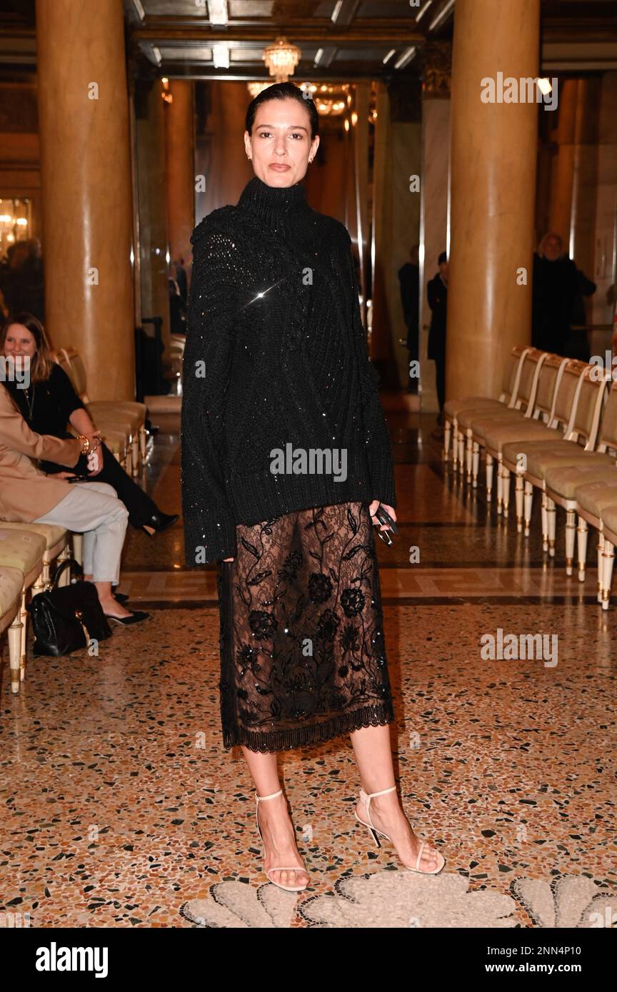 Milano, Italia. 25th Feb, 2023. Milano, settimana della Moda Donna, Autunno Inverno 2023 2024 Ermanno Scervino Front Row - Moda Donna Autunno Inverno 2023 2024 sfilata di moda Ermanno Scervino. Foto: Chiara Baschetti Credit: Agenzia indipendente per le foto/Alamy Live News Foto Stock