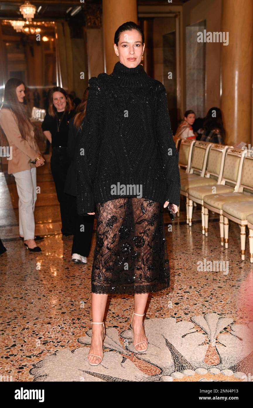 Milano, Italia. 25th Feb, 2023. Milano, settimana della Moda Donna, Autunno Inverno 2023 2024 Ermanno Scervino Front Row - Moda Donna Autunno Inverno 2023 2024 sfilata di moda Ermanno Scervino. Foto: Chiara Baschetti Credit: Agenzia indipendente per le foto/Alamy Live News Foto Stock