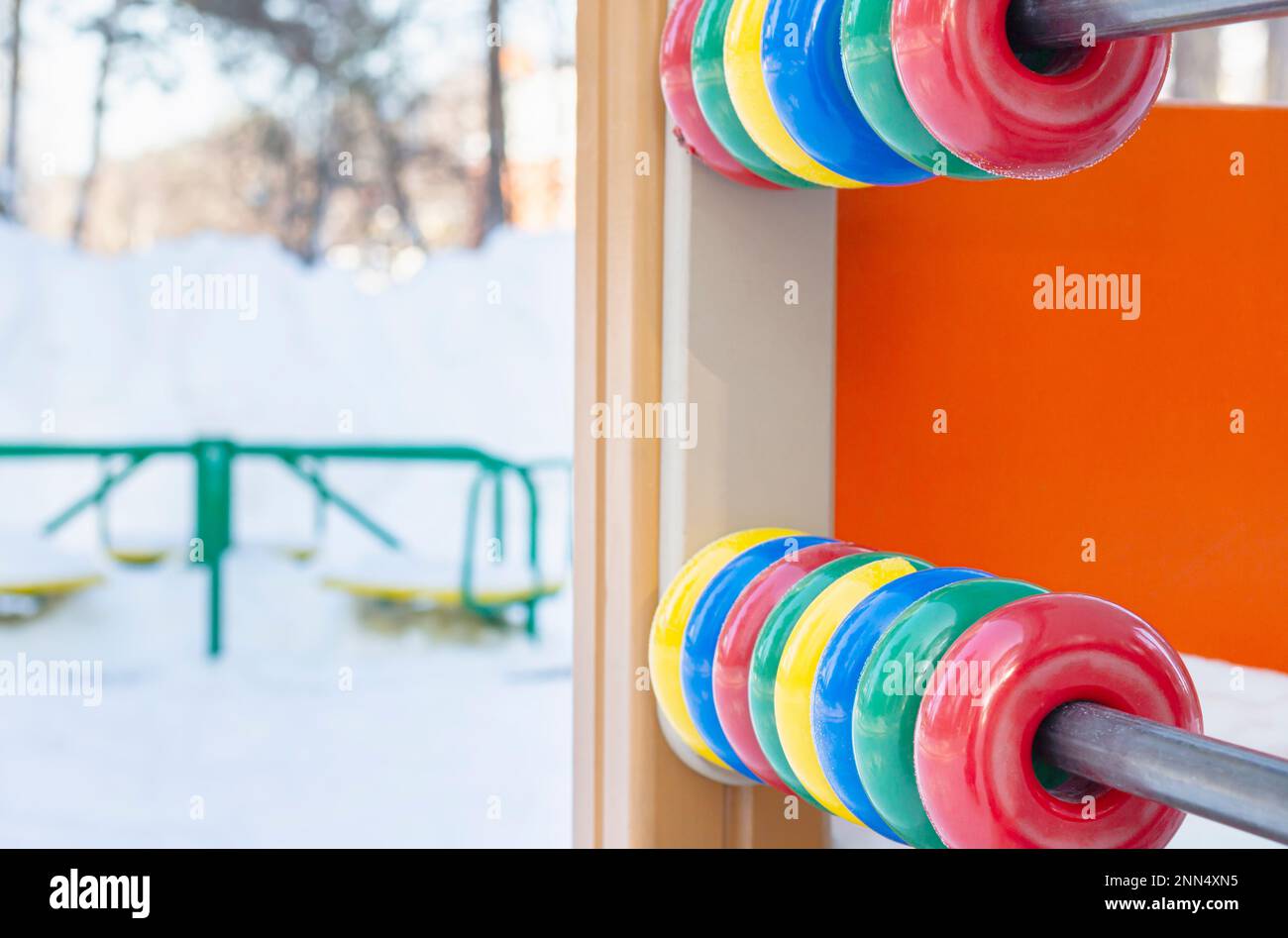 Esterni, gli anelli colorati fatture per i bambini piccoli, fuoco selettivo, anelli colorati per lo sviluppo delle abilità motorie dei bambini. ambiente urbano, per bambini ex Foto Stock