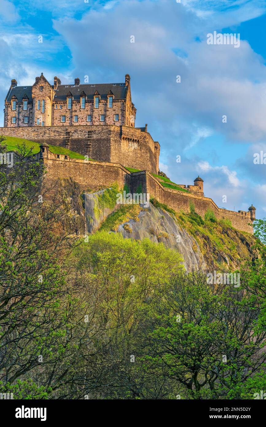 Castello visto da Princes Street Gardens, Edimburgo, Scozia Foto Stock