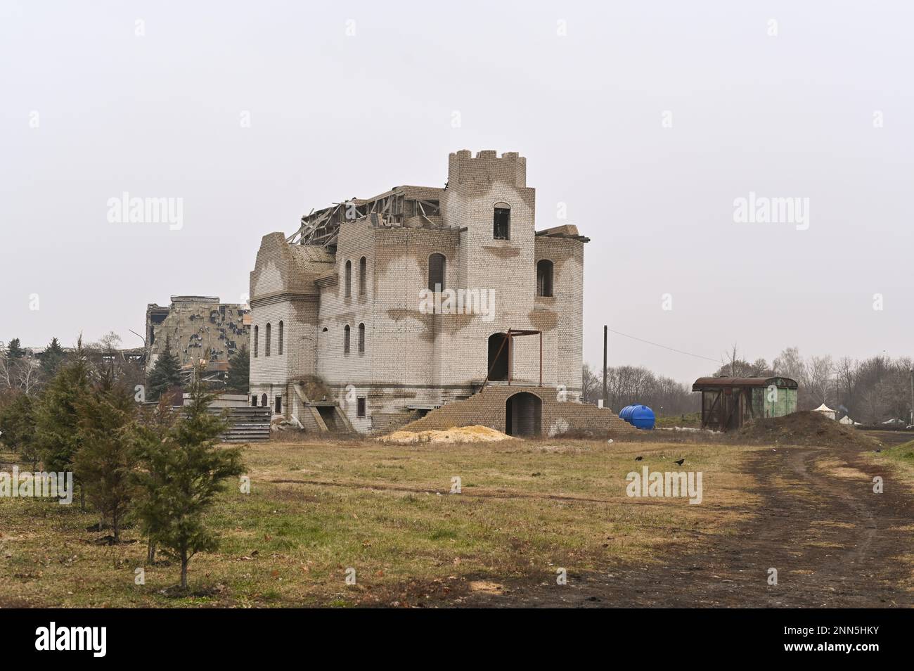 una casa in mattoni senza tetto. costruzione in corso. il concetto di mancanza di fondi e di denaro. Foto Stock