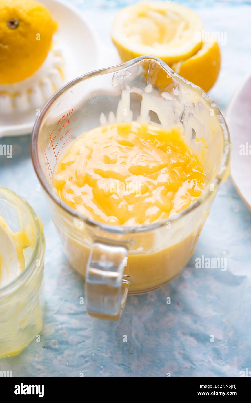 Fare cagliata di limone con limoni Foto Stock