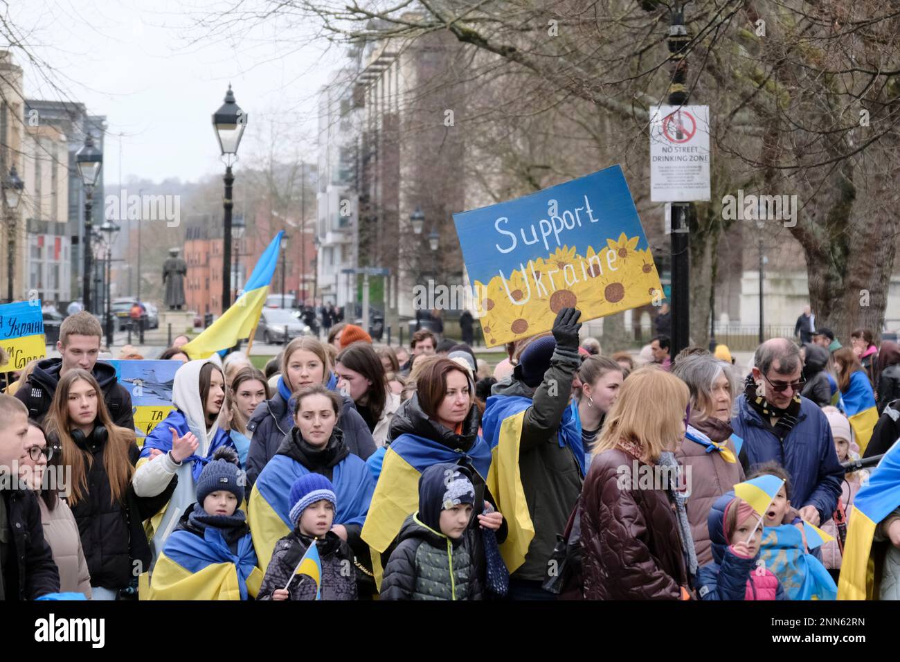 Bristol, Regno Unito. 25th Feb, 2023. I sostenitori dell'Ucraina si riuniscono a Bristol per sensibilizzare la popolazione Ucraina dopo l'invasione russa. Credit: JMF News/Alamy Live News Foto Stock
