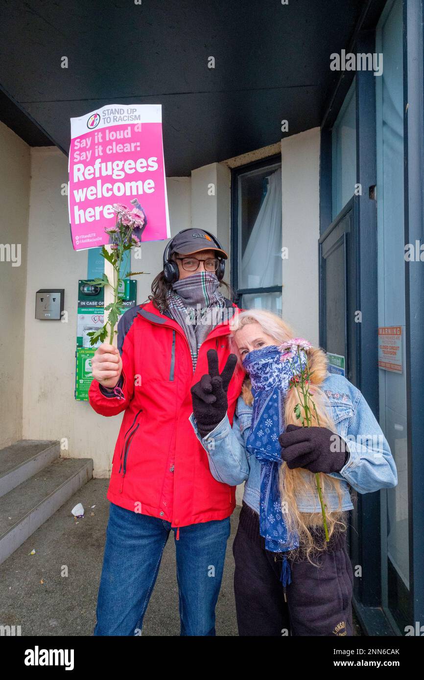 Gli anti-fascisti provenienti da Cornwall resistono, si trovano davanti al Beresford Hotel a Newquay, in Cornovaglia, che ospita i rifugiati, mentre i manifestanti del gruppo di estrema destra Patriotic alternative montano la propria protesta di fronte. Data immagine: Sabato 25 febbraio 2023. Foto Stock