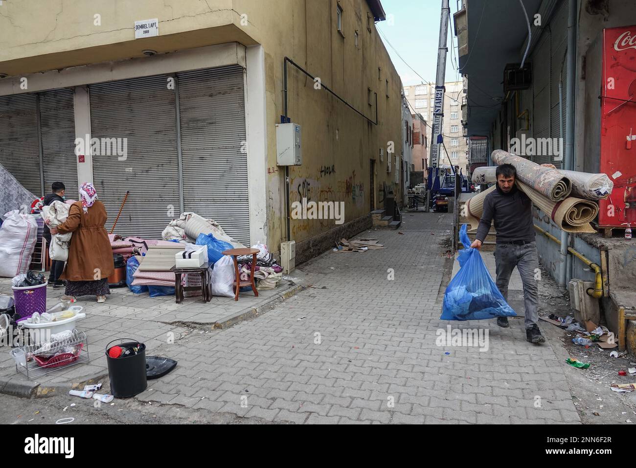 La gente ha visto trasportare gli effetti personali leggeri dalle loro case danneggiate. A causa di gravi terremoti a Diyarbakir, 7 edifici sono stati completamente abbattuti e distrutti, un totale di 407 persone sono morte e circa 900 persone sono state ferite. Dopo il terremoto, 45 mila 149 edifici a Diyarbak?r sono stati controllati. E' stato stabilito che 1110 edifici, in cui vivono 8.284 famiglie, sono gravemente danneggiati, e questi edifici saranno immediatamente demoliti. È stato determinato che 1044 edifici, in cui vivevano 12 mila 106 famiglie, erano moderatamente danneggiati, e 10 mila 977 edifici erano leggermente danneggiati Foto Stock