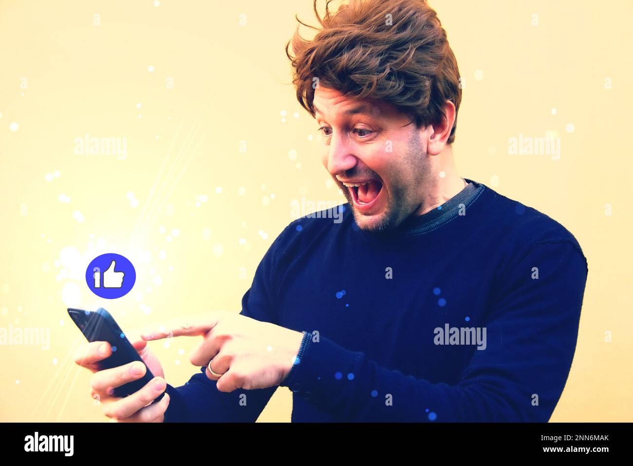Uomo d'affari che utilizza l'icona mobile online connessione di social networking sullo schermo , felice metà età barbuto uomo che utilizza uno smartphone con l'icona 'mi piace' e. Foto Stock