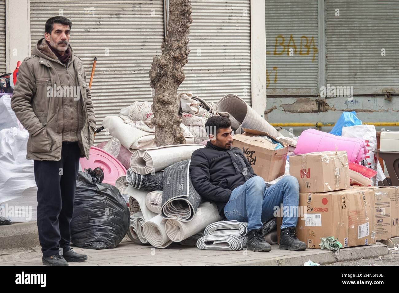 20 febbraio 2023, Diyarbakir, Turchia: Una famiglia molto triste si vede salvare i loro beni dai loro edifici danneggiati nel terremoto a Diyarbakir. A causa di gravi terremoti a Diyarbakir, 7 edifici sono stati completamente abbattuti e distrutti, un totale di 407 persone sono morte e circa 900 persone sono state ferite. Dopo il terremoto, 45 mila 149 edifici a Diyarbak?r sono stati controllati. E' stato stabilito che 1110 edifici, in cui vivono 8.284 famiglie, sono gravemente danneggiati, e questi edifici saranno immediatamente demoliti. È stato determinato che 1044 edifici, in cui 12 mila 106 fa Foto Stock