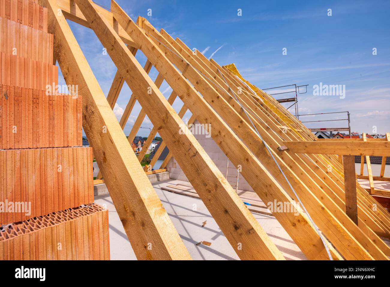 Capriate tetto in costruzione di una casa di nuova costruzione Foto Stock