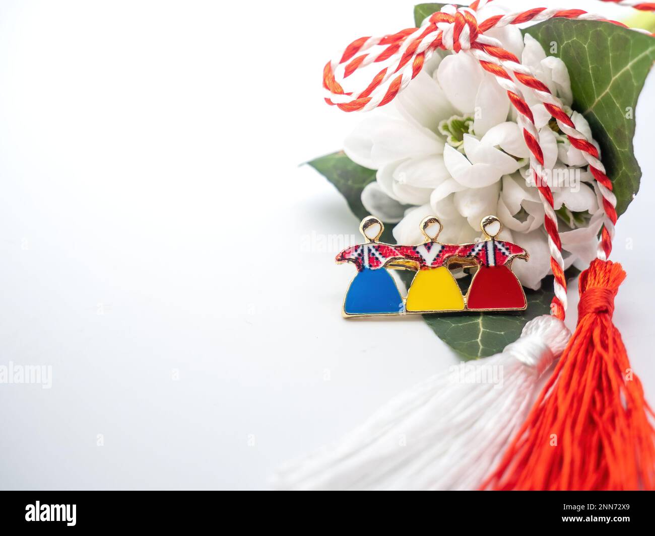 Bouquet di gocce di neve e corde bianche rosse e spilla tricolore su sfondo bianco, 1st marzo festa, Martisor Foto Stock