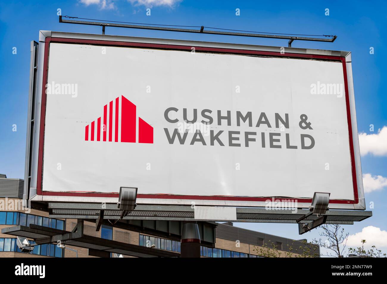 POZNAN, POL - 8 FEBBRAIO 2023: Affissione pubblicitaria con logo di Cushman e Wakefield, una società di servizi immobiliari commerciale globale situata in Foto Stock
