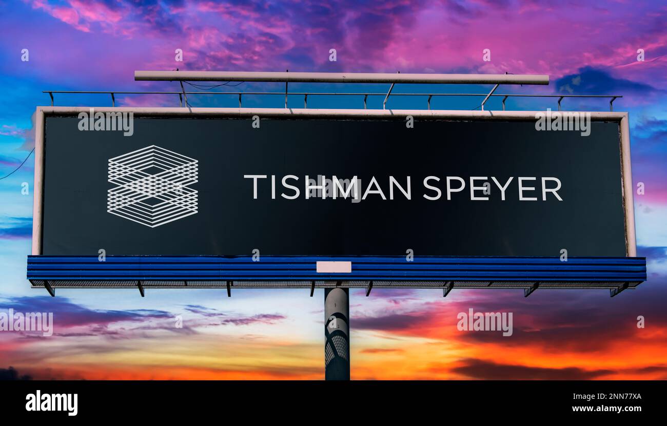 POZNAN, POL - 8 FEBBRAIO 2023: Affissione pubblicitaria che mostra il logo di Tishman Speyer Properties, una società americana che investe nel settore immobiliare Foto Stock