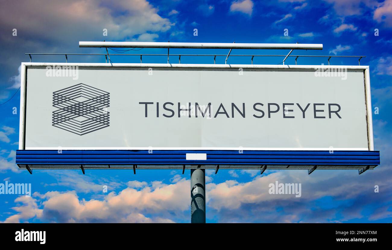 POZNAN, POL - 8 FEBBRAIO 2023: Affissione pubblicitaria che mostra il logo di Tishman Speyer Properties, una società americana che investe nel settore immobiliare Foto Stock