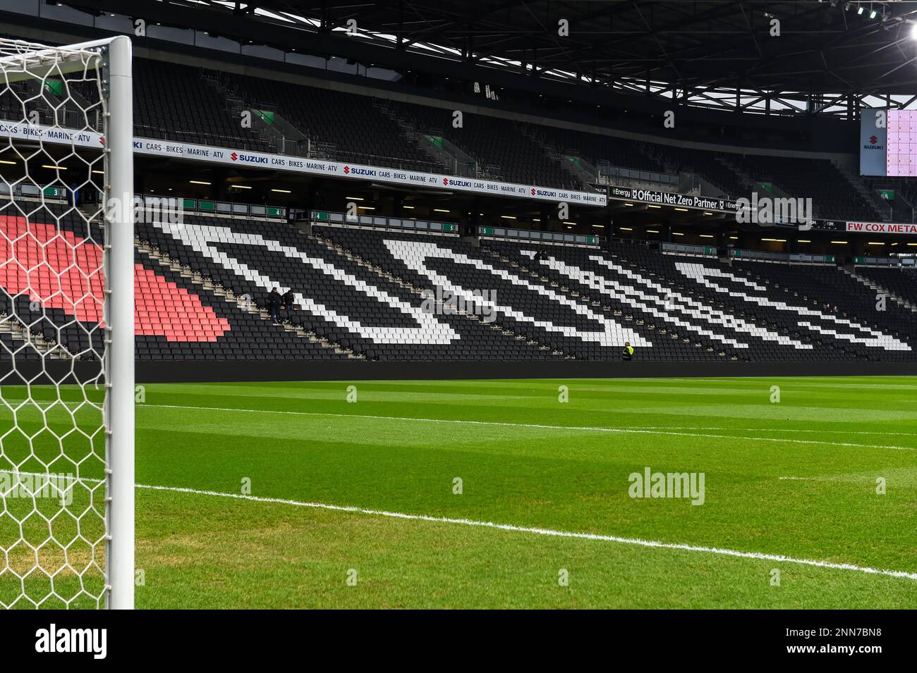 Vista generale all'interno dello stadio durante la partita della Sky Bet League 1 tra MK Dons e Ipswich Town allo stadio MK, Milton Keynes sabato 25th febbraio 2023. (Foto: Kevin Hodgson | NOTIZIE MI) Credit: NOTIZIE MI & Sport /Alamy Live News Foto Stock