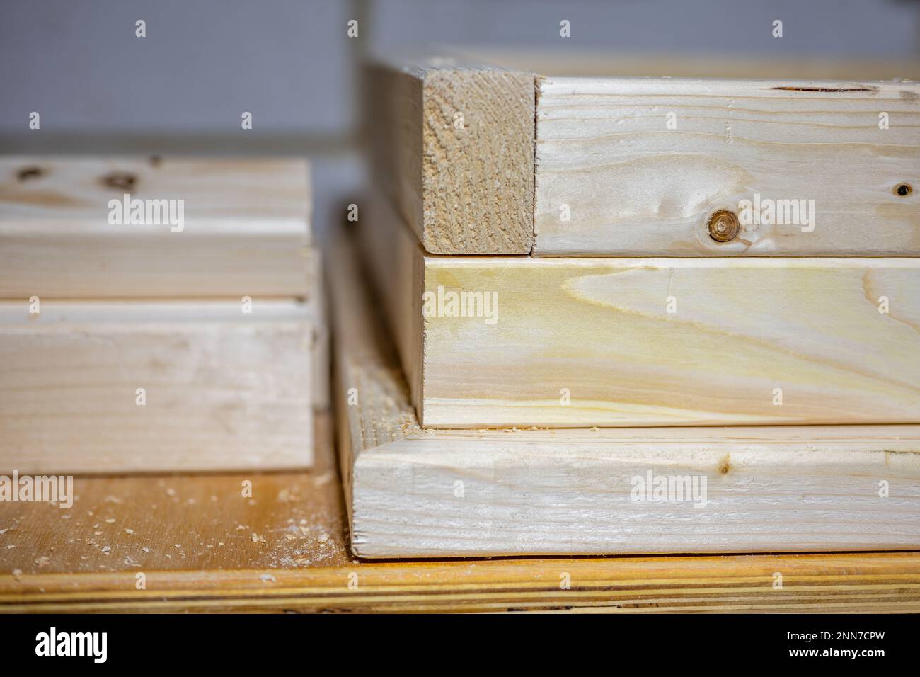 costruire una scatola di legno capovolta con colla e fissaggi meccanici in strati Foto Stock