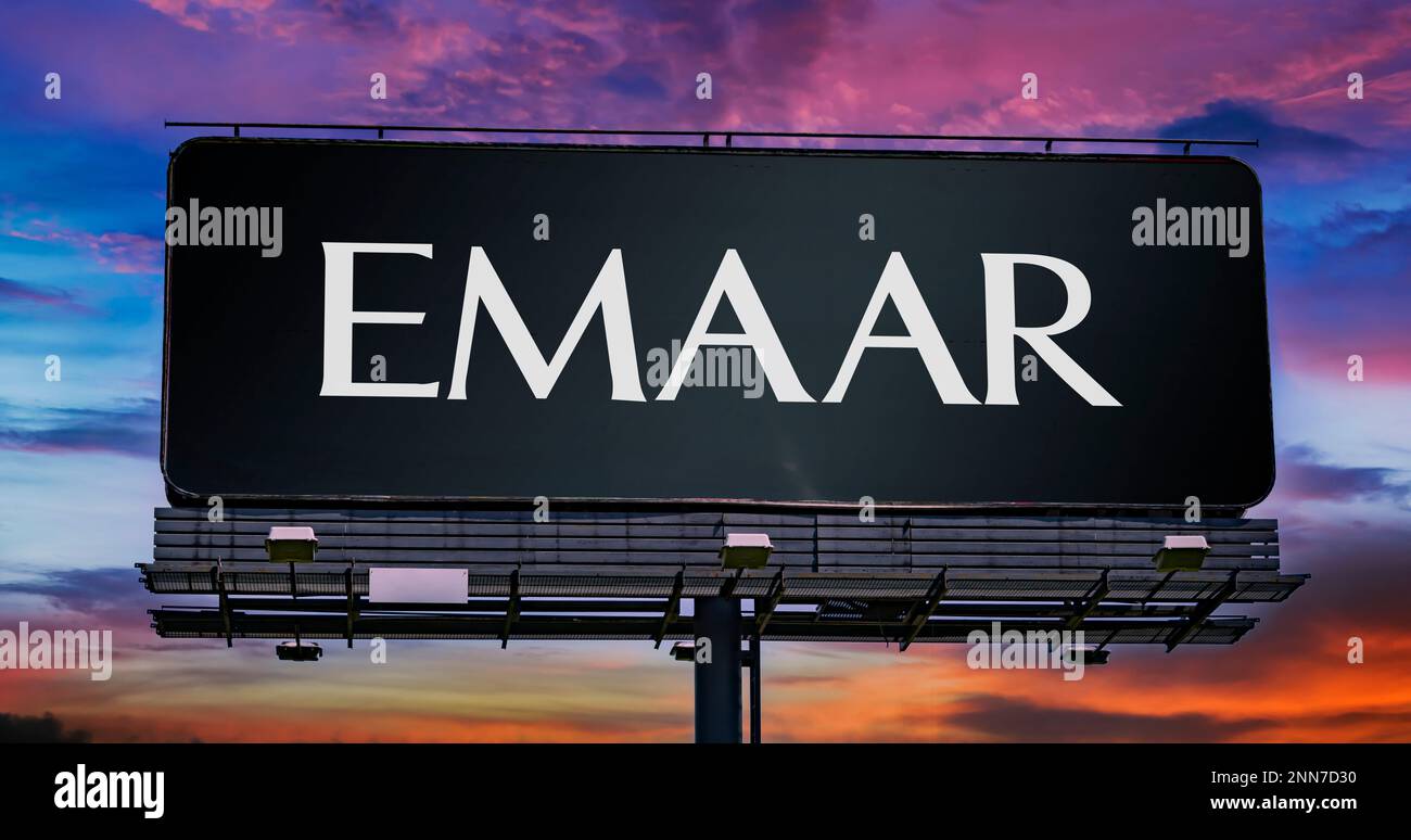 POZNAN, POL - 8 FEBBRAIO 2023: Affissione pubblicitaria che mostra il logo di Emaar Properties, una multinazionale di sviluppo immobiliare con sede nel Foto Stock