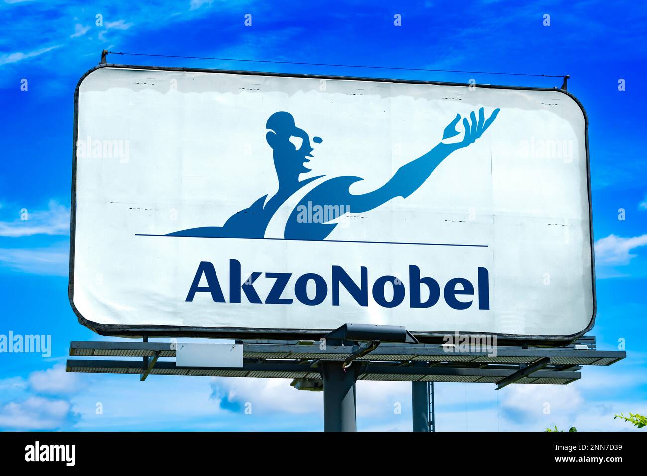 POZNAN, POL - 11 GENNAIO 2023: Affissione pubblicitaria con il logo di Akzo Nobel, un'azienda olandese che crea vernici e rivestimenti ad alte prestazioni per b Foto Stock