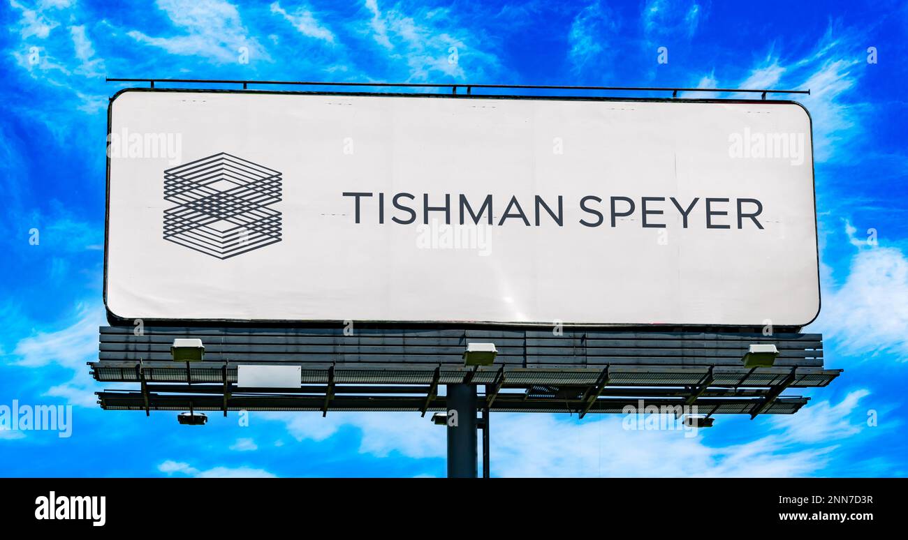 POZNAN, POL - 8 FEBBRAIO 2023: Affissione pubblicitaria che mostra il logo di Tishman Speyer Properties, una società americana che investe nel settore immobiliare Foto Stock