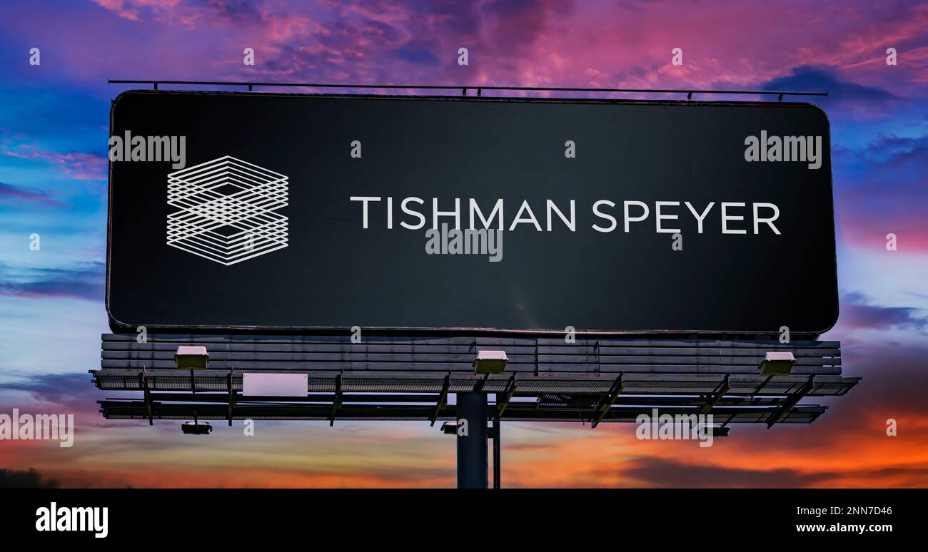 POZNAN, POL - 8 FEBBRAIO 2023: Affissione pubblicitaria che mostra il logo di Tishman Speyer Properties, una società americana che investe nel settore immobiliare Foto Stock