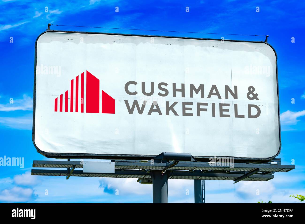 POZNAN, POL - 8 FEBBRAIO 2023: Affissione pubblicitaria con logo di Cushman e Wakefield, una società di servizi immobiliari commerciale globale situata in Foto Stock