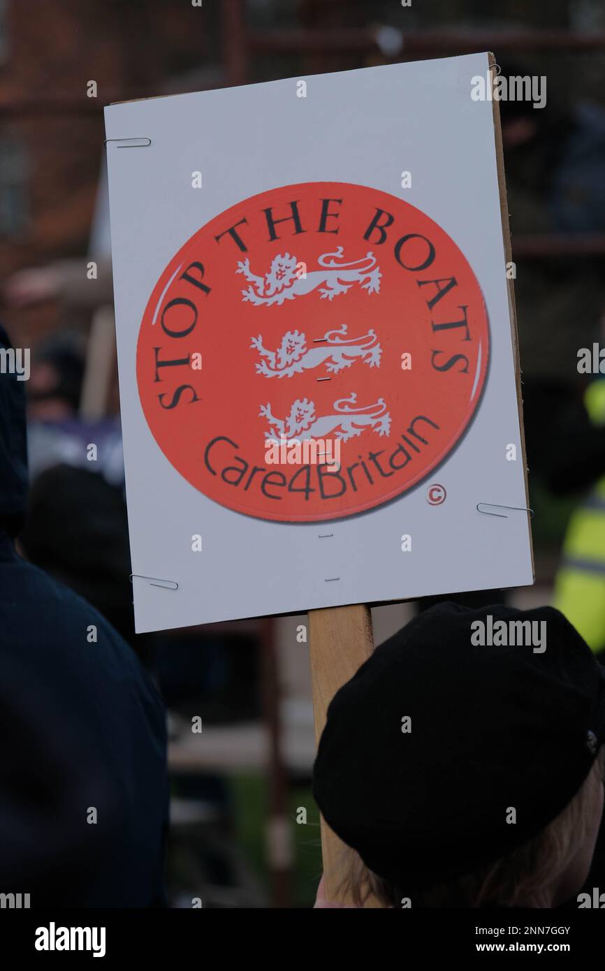 Tower Gardens, Skegness UK, 25th Feb 2023. I manifestanti marciano dalla stazione ferroviaria ai Tower Gardens, dimostrando contro il numero di richiedenti asilo ospitati in cinque hotel della località balneare. Credit: Notizie dal vivo di Mark Lear / Alamy Foto Stock