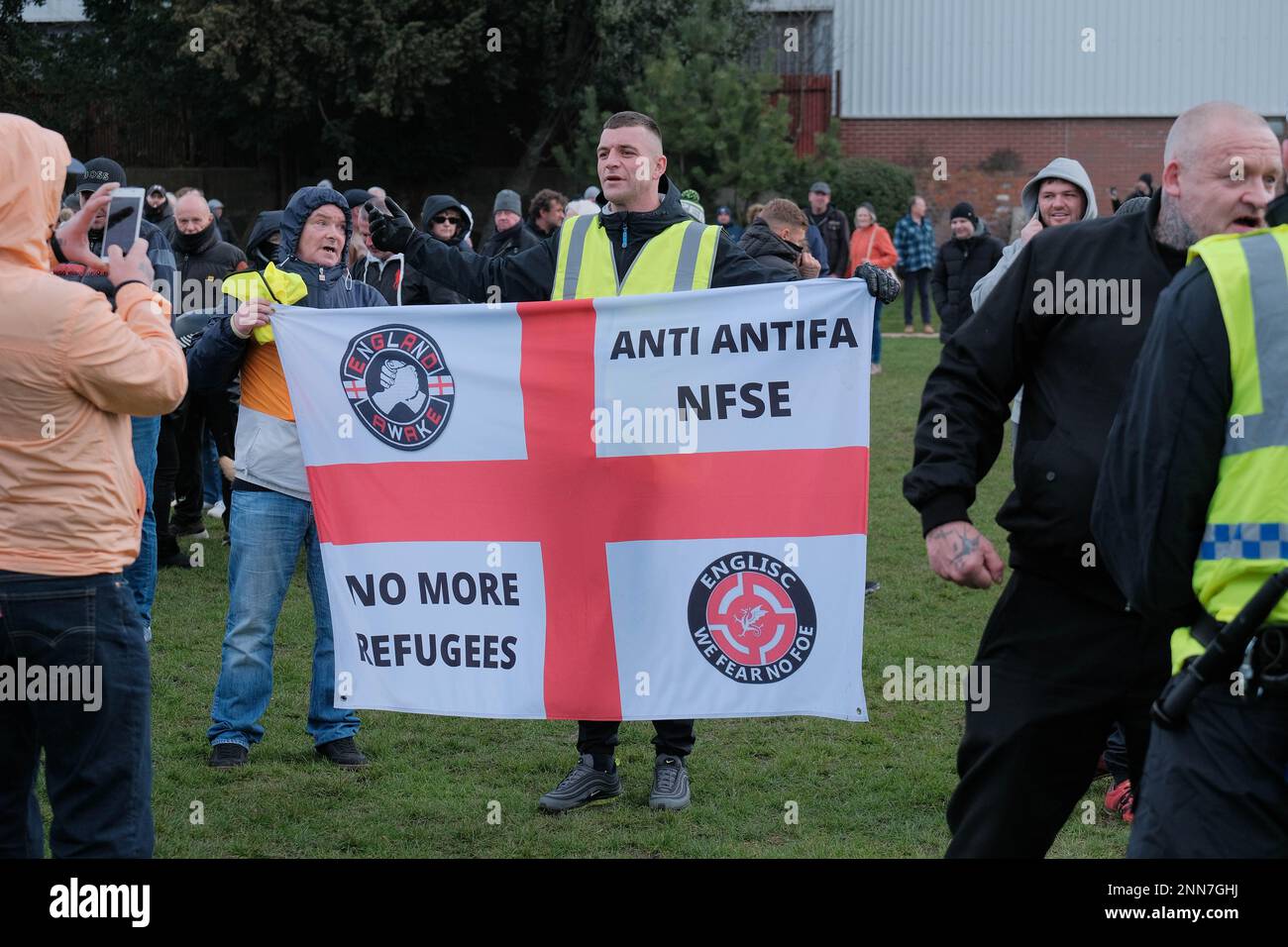 Tower Gardens, Skegness UK, 25th Feb 2023. I manifestanti marciano dalla stazione ferroviaria ai Tower Gardens, dimostrando contro il numero di richiedenti asilo ospitati in cinque hotel della località balneare. Credit: Notizie dal vivo di Mark Lear / Alamy Foto Stock