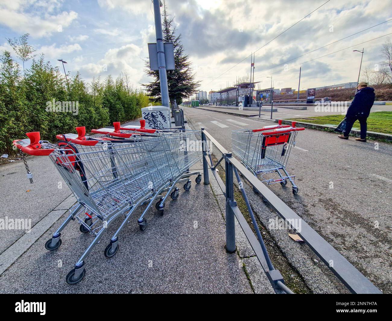 Tram abbandonati alla stazione dei tram, Saint-Priest, Francia Foto Stock