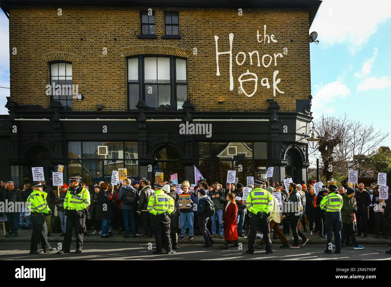 Londra, Regno Unito, 25th febbraio 2023. Più di 500 attivisti di 'Stand Up to Racism', gruppi LGBT e comunità locale hanno organizzato un raduno per sostenere una sessione di narrazione con drag queen 'That Girl' al pub Honor Oak nel sud-est di Londra, Con l'obiettivo di contrastare una protesta minore di circa 20-30 attivisti di "Turning Point UK", cui ha partecipato il commentatore di destra Calvin Robinson. Gli scontri tra i più forti sostenitori di destra e sinistra hanno portato ad una pesante presenza della polizia. L'evento storytelling è andato avanti come previsto con una protezione più stretta. Foto Stock