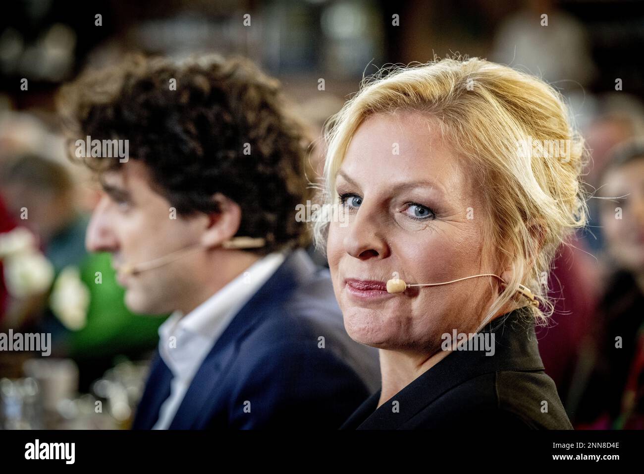 MIDDELBURG - Presidenti del Partito Attje Kuiken (PvdA) e Jesse Klaver (GroenLinks) durante una campagna congiunta in vista delle elezioni del Consiglio Provinciale. ANP ROBIN UTRECHT olanda fuori - belgio fuori Foto Stock