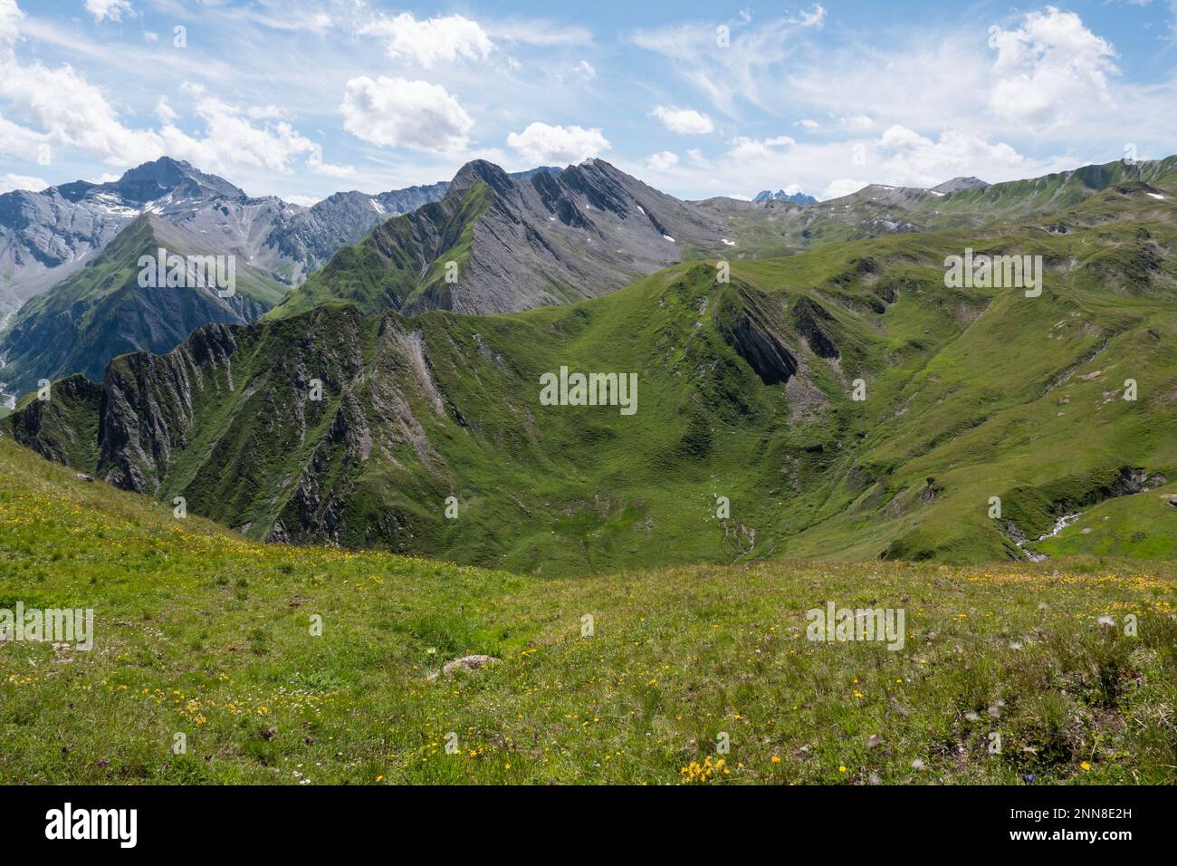 Una vista panoramica sulle Alpi Samnaun con le cime più alte visibili in lontananza. La foto è stata scattata dall'Alp Trida Sattel, Austria. Foto Stock